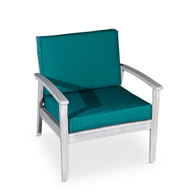 Chaise à assise profonde en eucalyptus avec finition gris argenté et coussins foncés, idéale pour la détente en plein air dans des espaces confortables