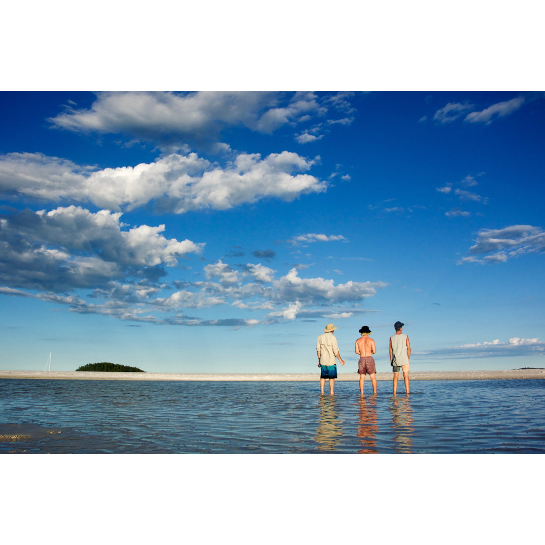 Vater und Söhne am Strand von Whitehaven