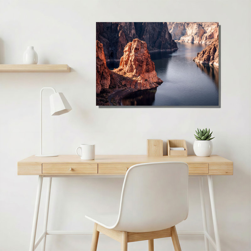 Tableau sur toile représentant les falaises de Red Rock Canyon émergeant des eaux profondes., 16"H x 24"W