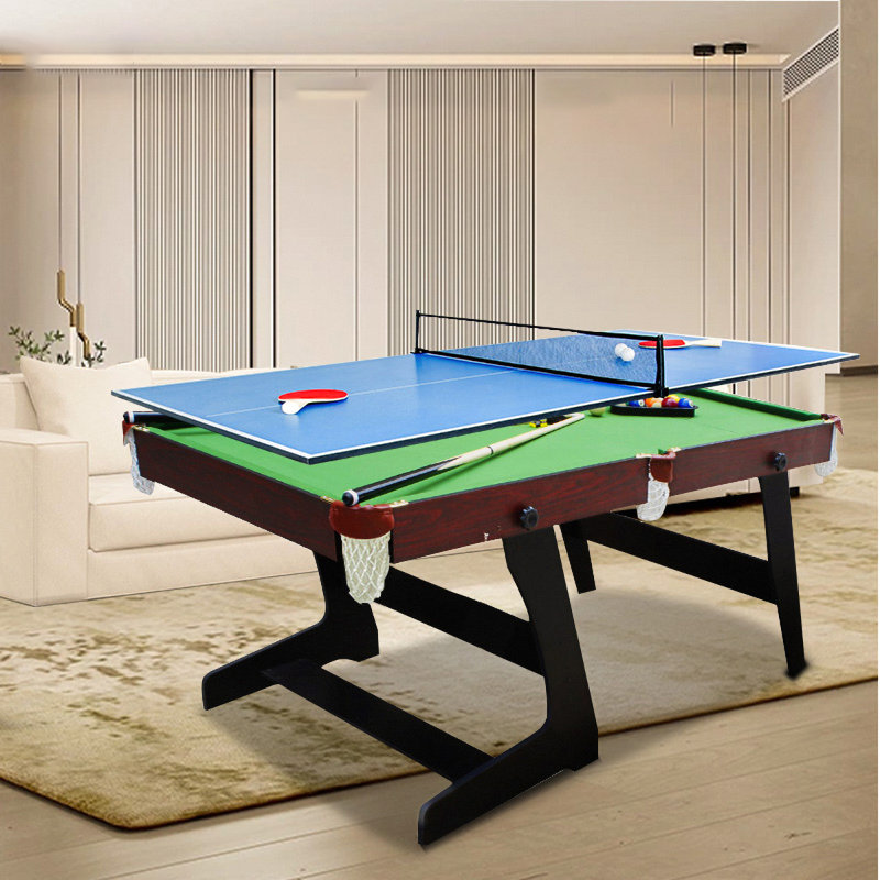 Une table polyvalente quatre en un qui sert à la fois de table de billard et de table de salle à manger