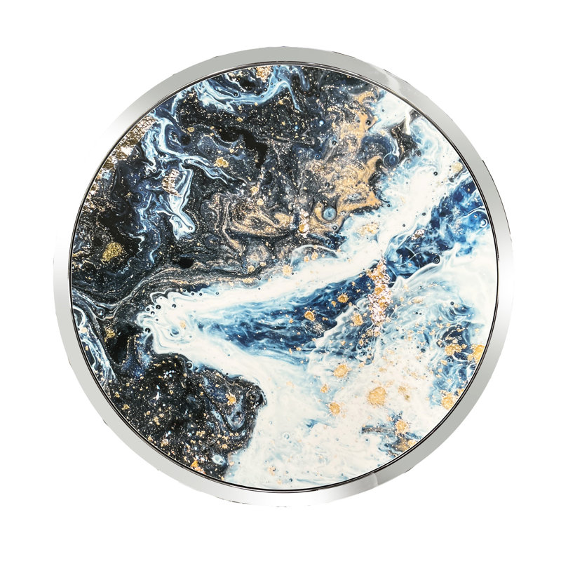 Table d'appoint décorative inspirée du marbre bleu, avec un piètement en métal et verre lisse et une surface ronde polie.