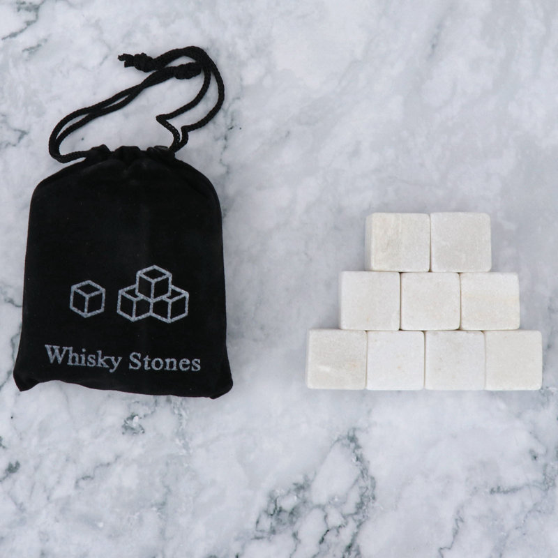 Un ensemble de 9 pierres à whisky uniques en granit avec pochette en velours réutilisable, White