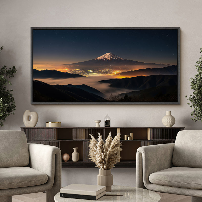 «Nighttime Mountain Cityscape», art mural sur toile - Paysage urbain illuminé pour des intérieurs sophistiqués, Noir