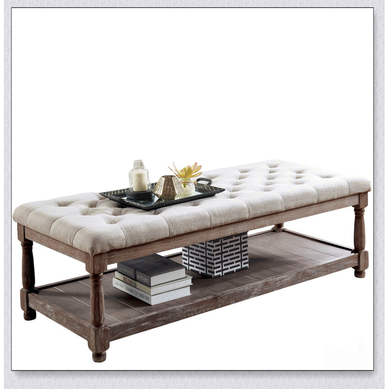 Banc de style rustique avec rangement ouvert au bas et siège capitonné, parfait pour les vestibules et les salons