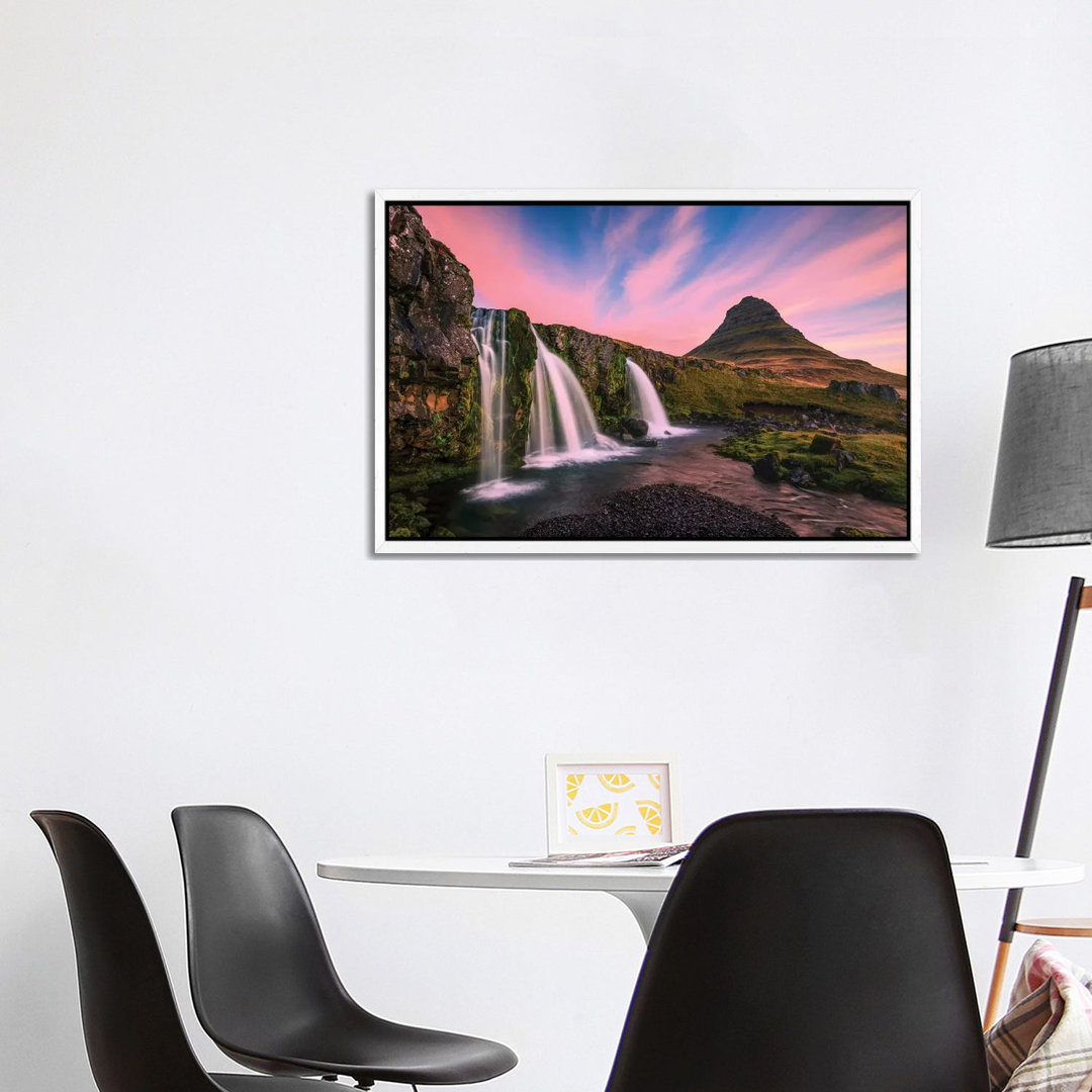 Island, Kirkjufellsfoss. Wasserfall bei Sonnenaufgang. von Jaynes Gallery - Gallery-Wrapped Canvas GiclÃ©e on Canvas