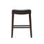 Tabouret brun en cuir brun, soutenu par un bois d'hévéa stable, rehaussé d'une fabrication robuste