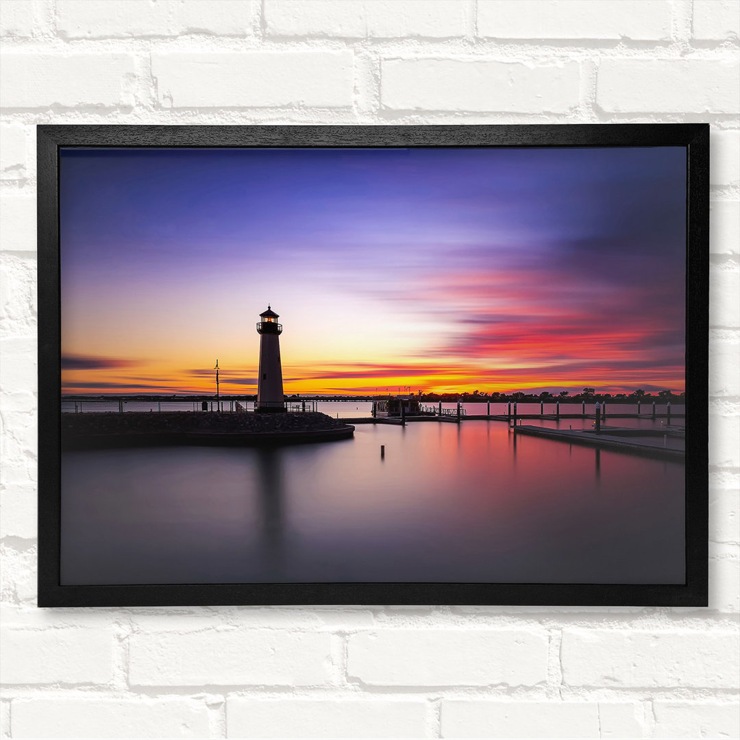 Peaceful Lighthouse Skies - Closed Corner Frame Kunstdruck auf Holz