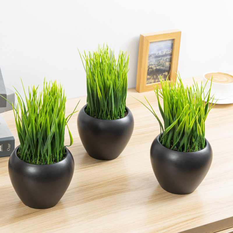 Faux plantes artificielles avec pots noirs