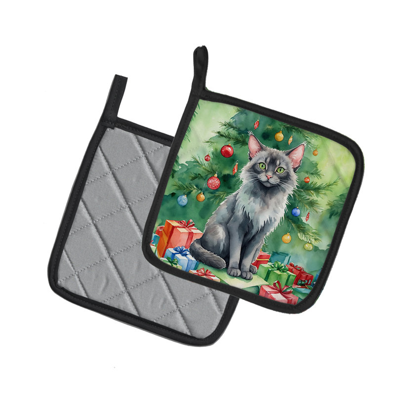 Chat Lykoi près de l'arbre de Noël