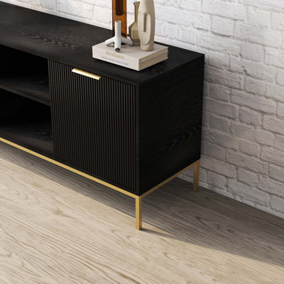 Meuble télé moderne avec portes ondulées, pieds et poignées dorés, charnières à fermeture en douceur, tablette ouverte et tablette réglable
