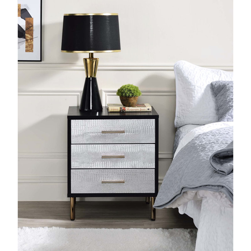 Table de chevet 3 tiroirs avec pieds en métal et façade tendance pour chambre or