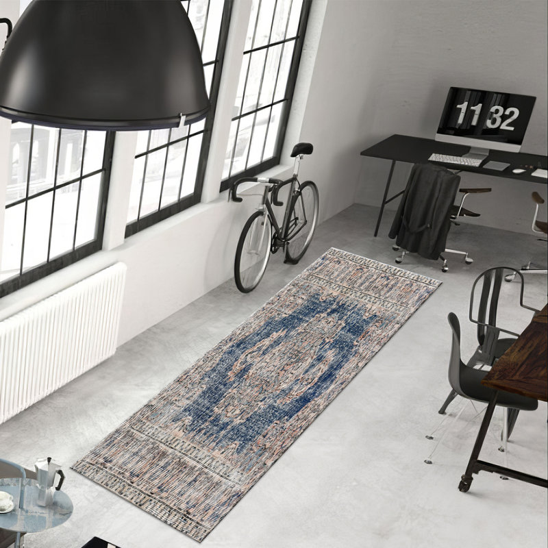 Tapis non tissé à motif fin avec motifs floraux élégants pour une touche de style dans votre salon ou votre chambre à coucher