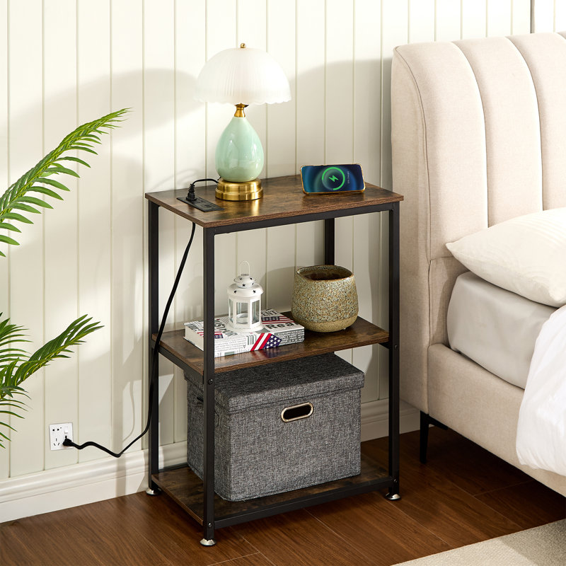 Table de bout à 3 niveaux Ortha avec station de charge, table d'appoint étroite avec ports USB et prise de courant pour la chambre à coucher du salon