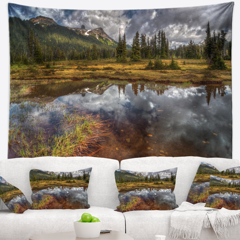 «The World Dessous» par Colossal Images - Impression sur toile tendue, H 78 po x l 92 po
