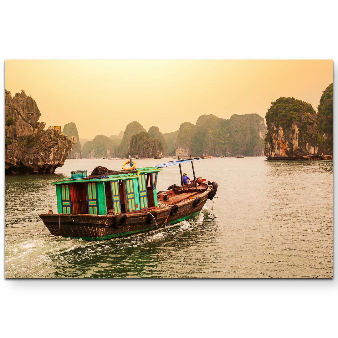 Leinwandbild Halong-Bucht mit buntem Boot - Vietnam