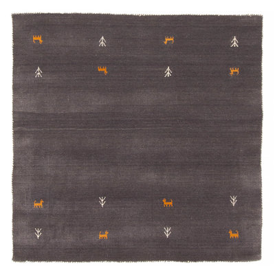Les tapis Gabbeh sont fabriqués à la main avec des poils très hauts et des motifs très simples et stylisés.