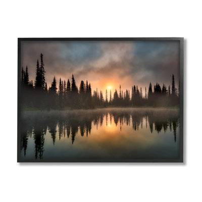 «Sunrise Lake Reflection Horizon» encadré sur bois par Dennis Frates, photographie