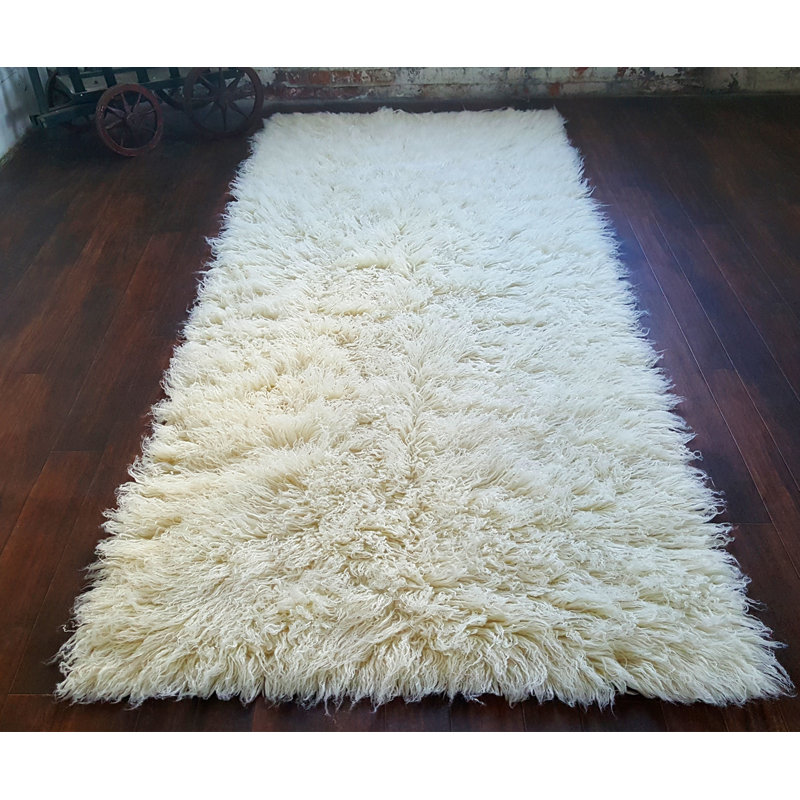 Tapis élégants de style populaire dans des tailles populaires. Poils doux et moelleux de 3 po. 100% laine. Tapis en laine naturelle