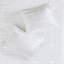 Couette blanche en microfibre avec fermeture à boutons et garniture à volants