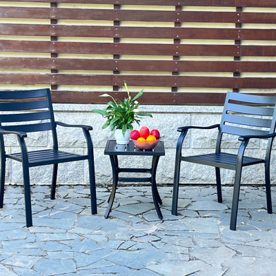 Chaises d'extérieur noires en métal, une de 2 pour les jardins, les terrasses et les piscines. Cadre météo, procédé écologique, salle à manger au bord de la piscine. Fer, finition, installation rapide