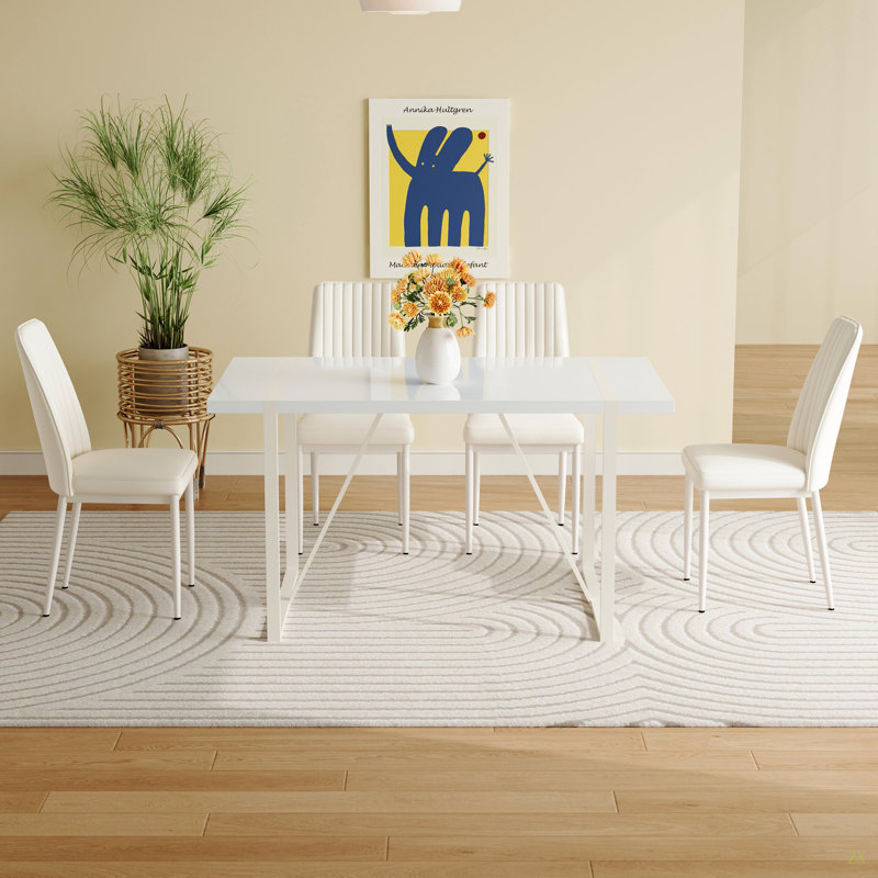 Ensemble de table de salle à manger en panneau de fibres à densité moyenne avec chaises sans accoudoirs. Le dossier de la chaise de salle à manger est conçu avec de multiples rayures verticales. Ajoutant une atmosphère chaleureuse à votre famille.