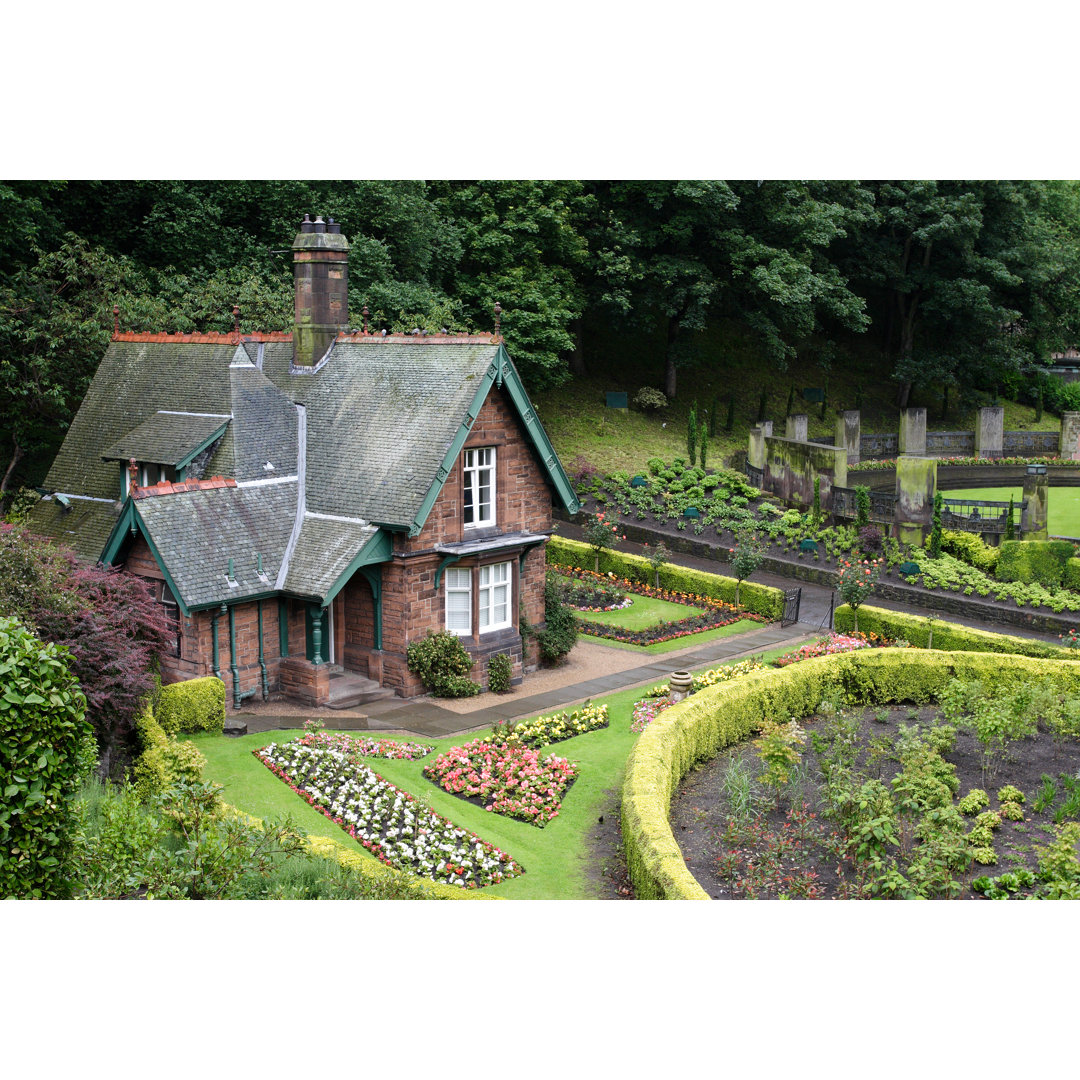 Cottage In Edinburgh von Gegeonline - Druck auf Leinwand ohne Rahmen