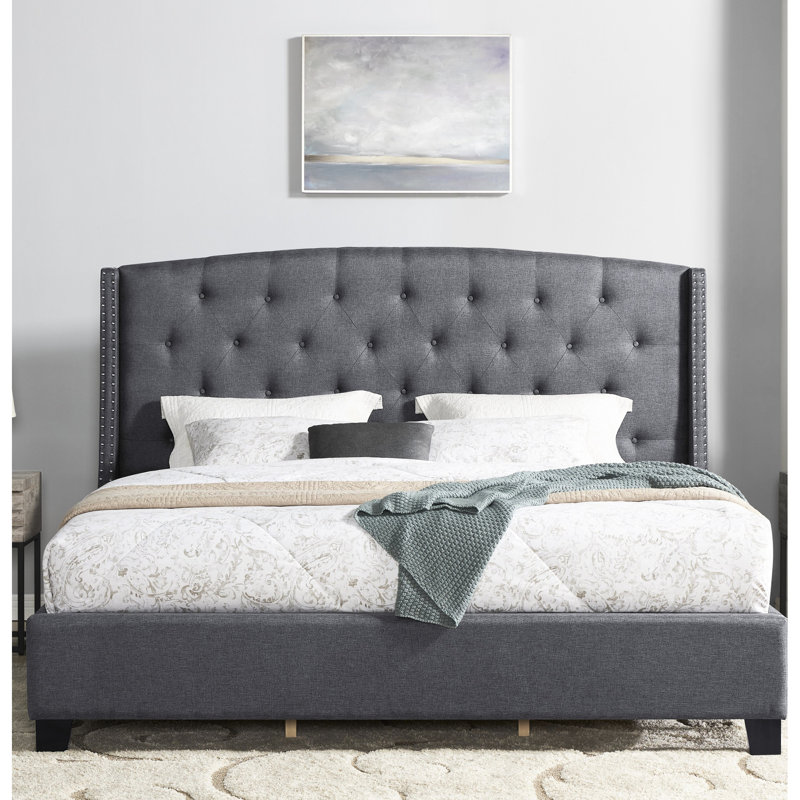 Lit tapissier contemporain en tissu gris avec capitonnage à boutons et bordure de tête de lit ravissante
