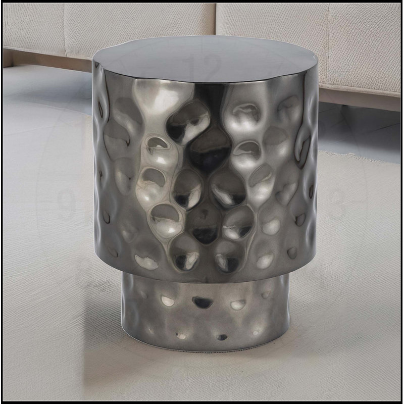 Table de bout moderne en métal martelé à la main, parfaite pour ajouter une touche d'élégance et de durabilité à tout salon.