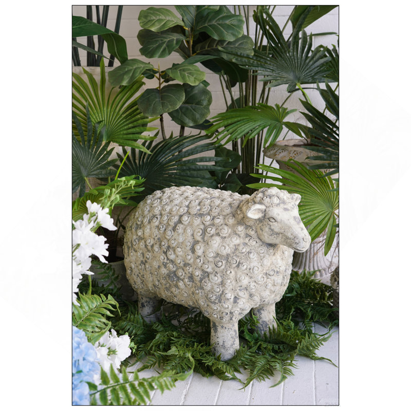 Figurine 25,5 x 13 x 18 po en forme de mouton au fini blanc patiné et gris vieilli, 18.1" H x 25.8" W x 13.2" D