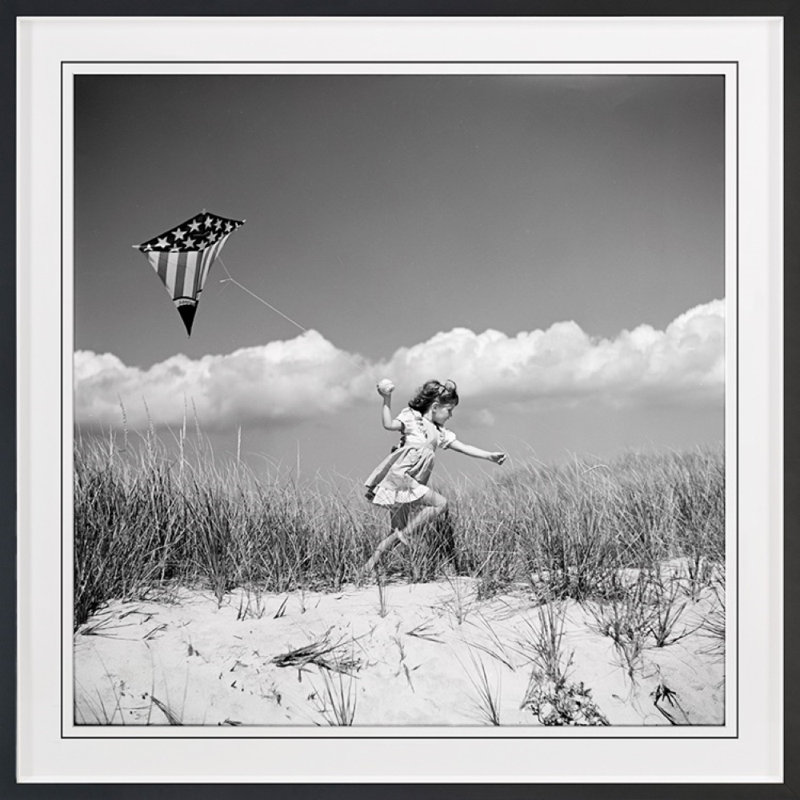 «Little Girl With Kite» par Grand archives, Cadre noir, H 22 po x l 22 po