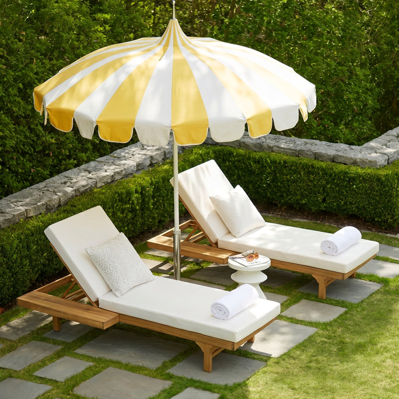 Ensemble de chaises longues d'extérieur en bois d'acacia à 5 positions avec coussins pour patio, près de la piscine Wynrix