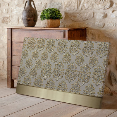 La toile crée un design de papier peint élégant avec un motif damassé complexe en or chatoyant contre un taupe doux