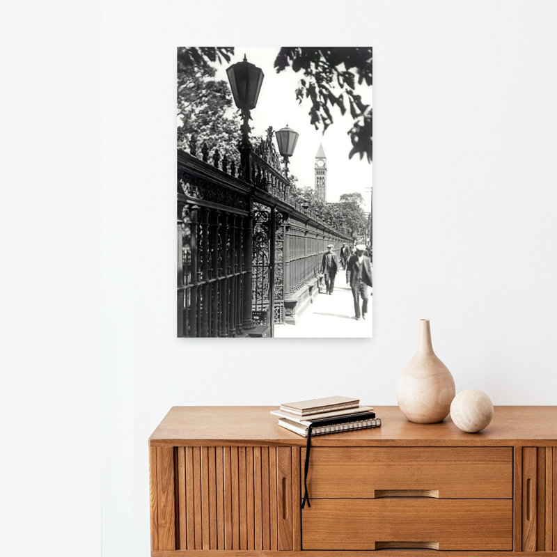Marcher, architecture abstraite, art urbain, H 24 po x l 16 po
