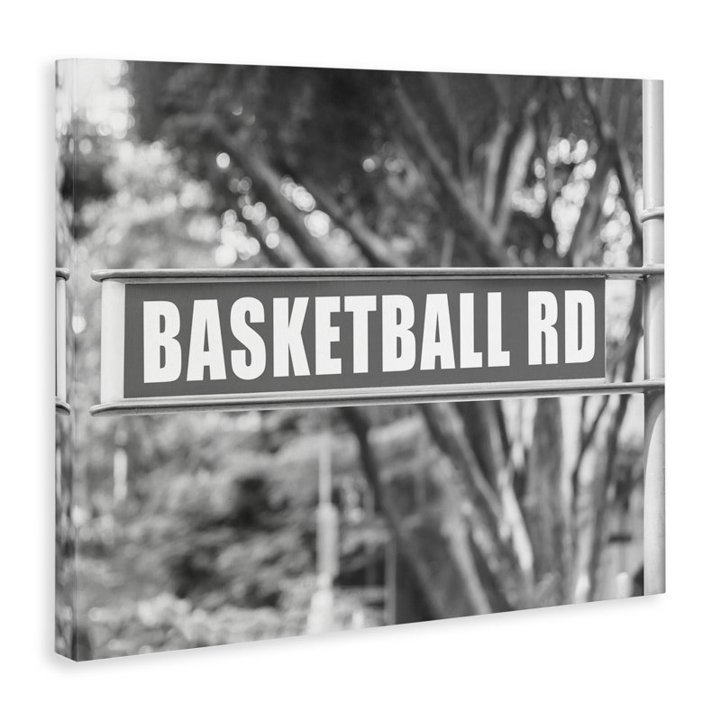 Art mural sur toile "Basketball Road Sign" par Daphne Polselli, H 16 po x l 20 po