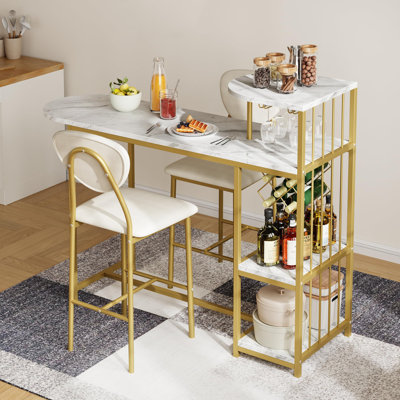 Ensemble de table et de chaises de bar extensible 3 pièces pour 2 personnes – Table de bar et chaises gain de place avec étagères de rangement et casier à vin – Idéal pour appartement, cuisine ou salon – Design tube doré et marbre blanc