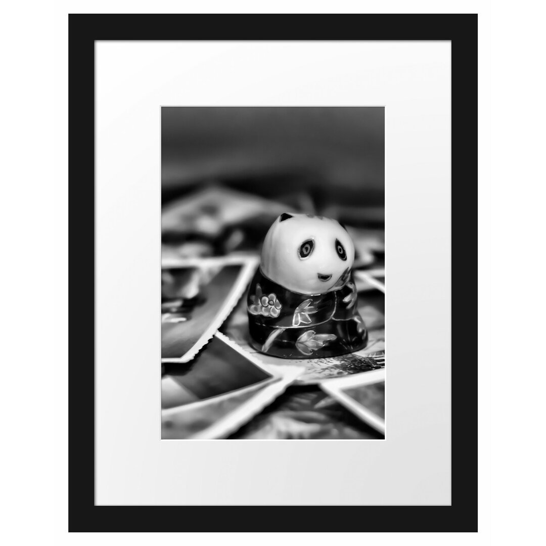 Gerahmtes Poster Panda Figur zwischen Fotografien