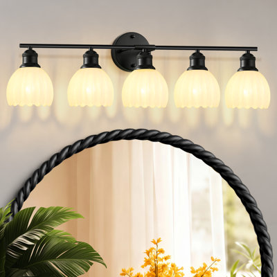 Applique murale 5 lumières noir mat avec abat-jour en verre blanc de type tulipe, idéale pour la salle de bain, la chambre ou le salon.