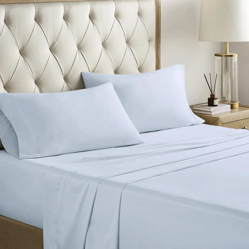 Literie pour très grand lit de 12 pièces avec draps en coton dans un abat-jour bleu / brun. Comprend un édredon, des taies décoratives, des oreillers et une jupe de lit. Édredon délicat, très grand. Bleu / brun Avec glamour