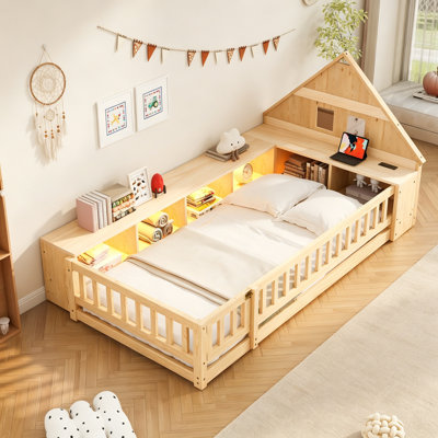 Lit simple au sol en bois avec garde-corps, tête de lit en forme de maison, armoires de rangement, DEL, port USB et prises de courant, naturel