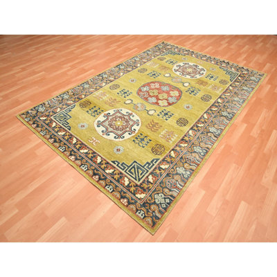 Tapis oriental 6 pi 1 po x 9 pi 4 po jaune verdâtre, influence Khotan, rasé bas, vieilli, velours zéro, noué à la main, 100% laine