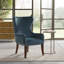 Fauteuil à oreilles capitonné avec garniture cloutée Braegan-33875704