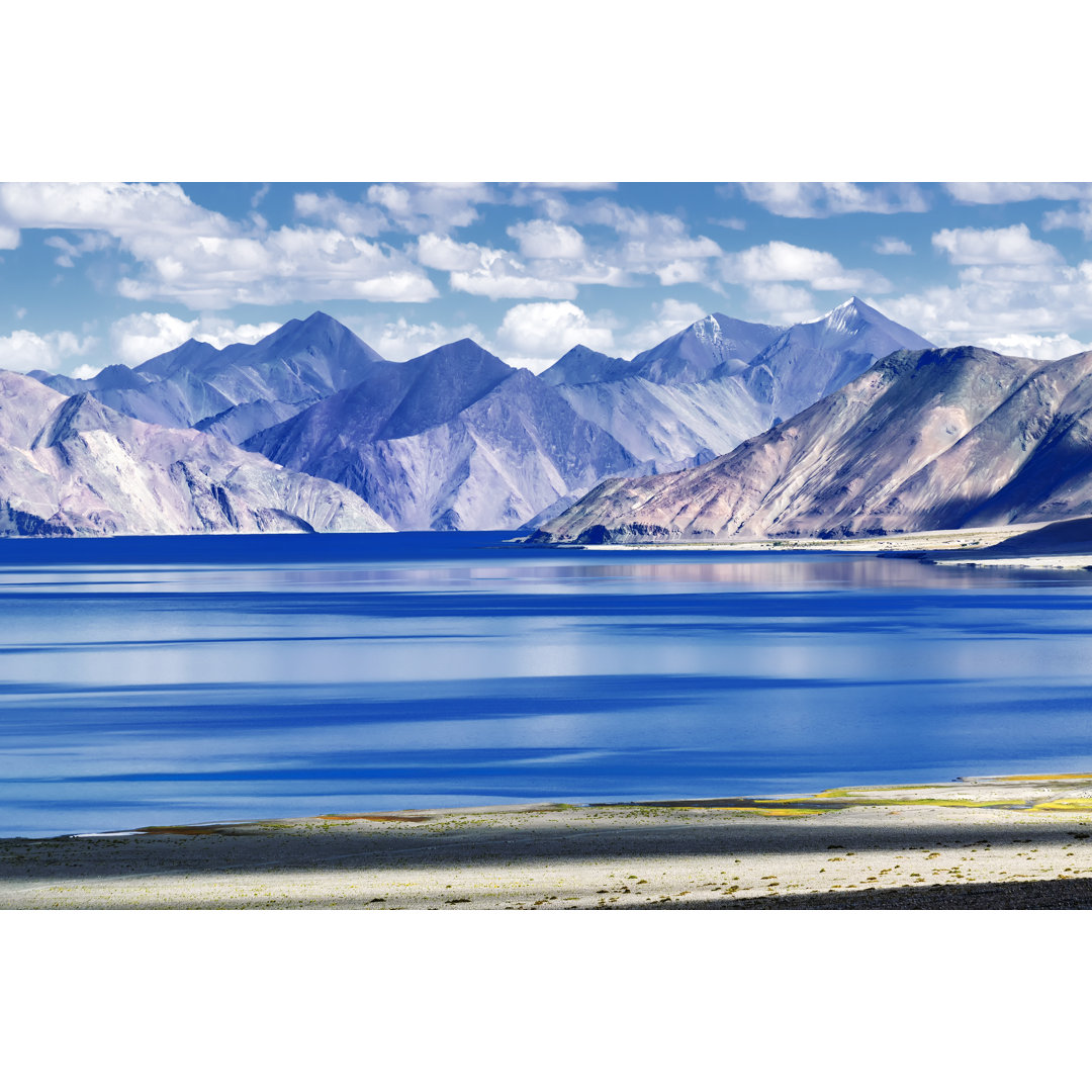 Berge und Pangong Tso von RNMitra - Leinwandbild