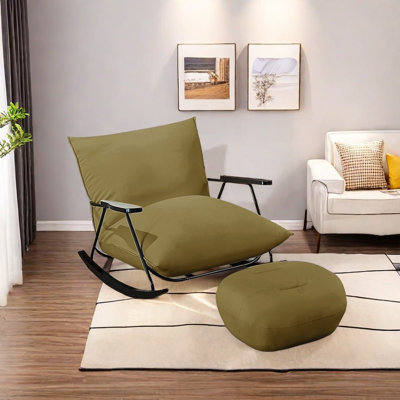 Chaise confortable avec accoudoirs en bois