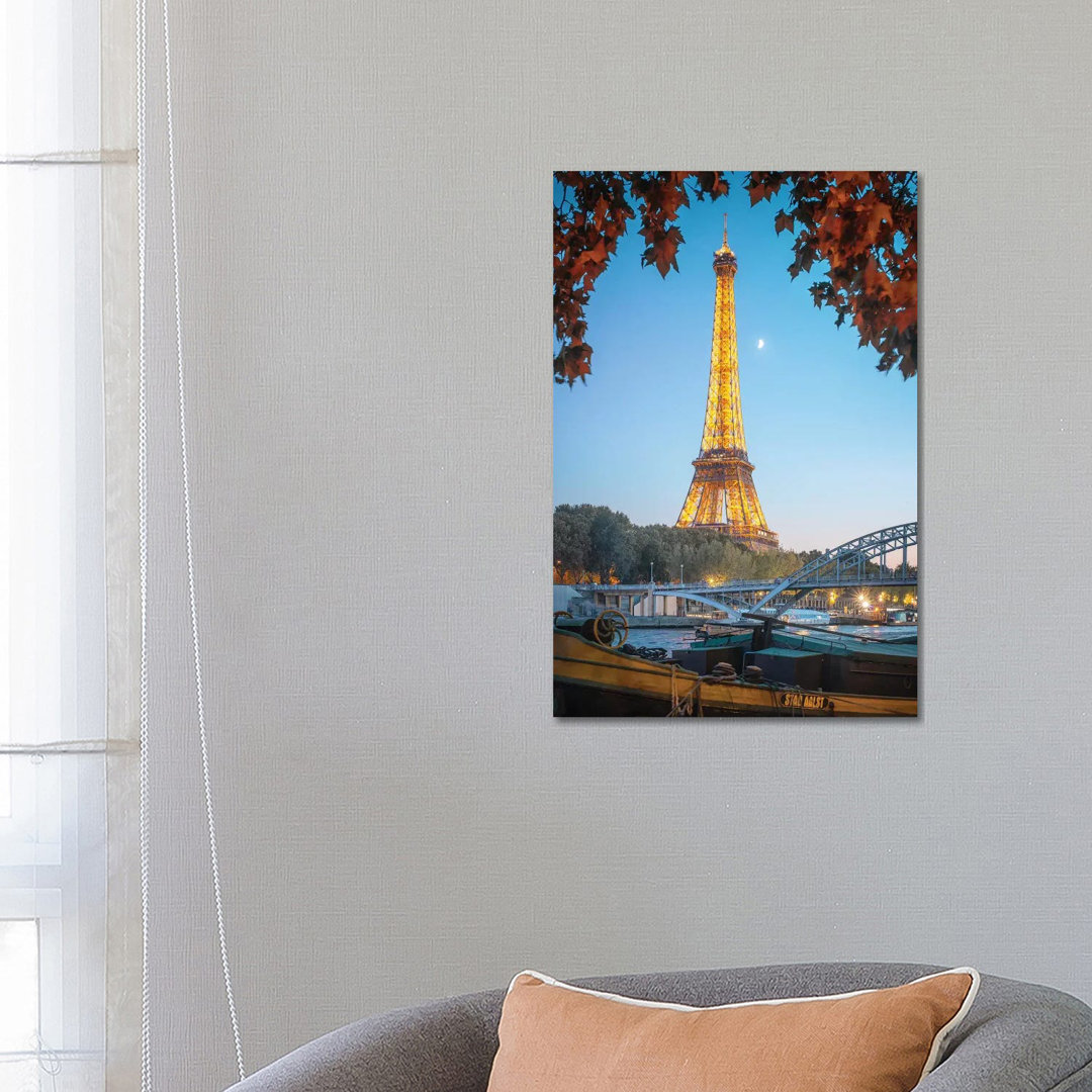 Eiffelturm Rot Natur In Paris von Philippe Manguin - Galerie-verpackte Leinwand Giclée