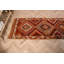 Tapis turc Kilim accrocheur avec motif géométrique tribal pour décor de couloir bohémien