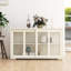 Armoire de rangement blanche avec porte vitrée. Construit pour la performance. 2 portes coulissantes et une tablette réglable pour une organisation efficace. Enduit. Fond antidérapant du plancher à l'armoire endommagée - fabriqué