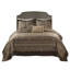 5 couvre-lits - grand. Brun et or. Comprend un couvre-lit, 2 taies décoratives et des coussins décoratifs. Fabriqué avec pour une durabilité de luxe. Affiche des feuilles, des rayures, des motifs. Surpiqûres ornées. Les détails dorés ajoutent de l'élégance.-131451859