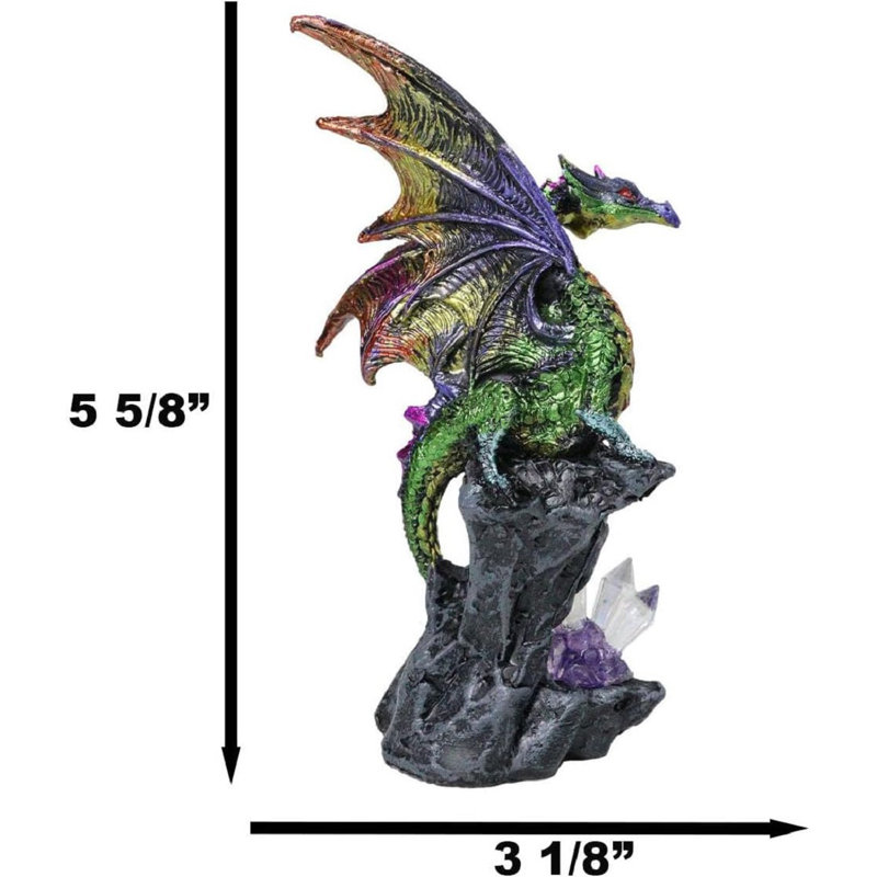 Figurine de dragon mauve irisé vert perché sur une falaise avec des cristaux