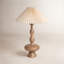 Lampe de table en résine avec abat-jour plissé