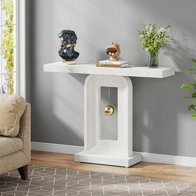 Console moderne avec base géométrique et accent doré, canapé d'entrée étroit pour espaces contemporains.